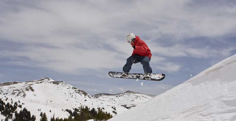 polisa turystyczna snowboardzista